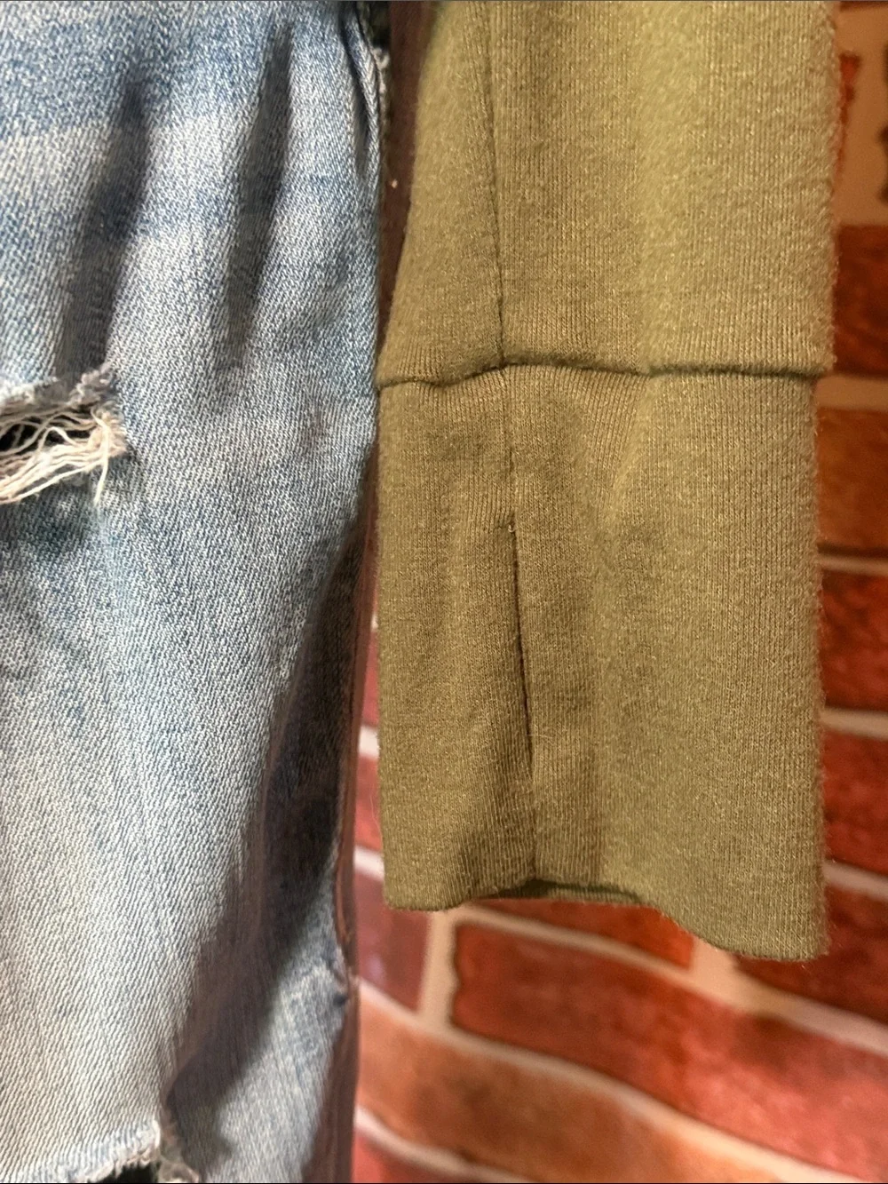 👚 Cotton Thumb Hole Long Sleeve Tee — Olive Green — Sz L / NWOT / Q